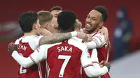 Para pemain Arsenal merayakan gol pertama yang dicetak striker Pierre-Emerick Aubameyang (kanan) ke gawang Leeds United dalam laga lanjutan Liga Inggris 2020/21 pekan ke-24 di Emirates Stadium, London, Minggu (14/2/2021). Arsenal menang 4-2 atas Leeds United. (AP/Catherine Ivill/Pool)