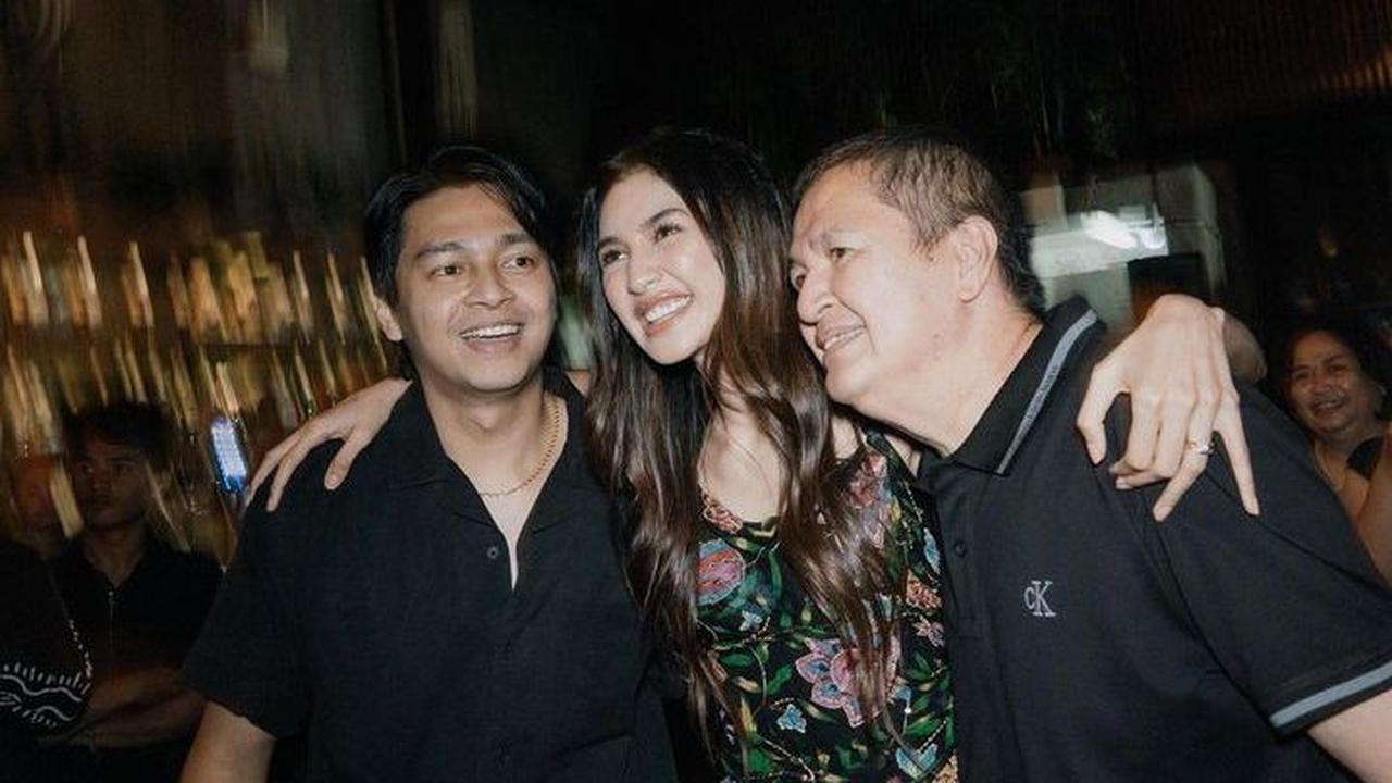 Potret Mikha Tambayong bersama suami dan sang ayah. Mikha Tambayong tampak merangkul dua pria paling berarti dalam hidupnya.<br>