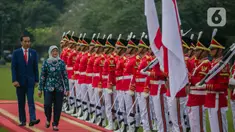 Presiden Joko Widodo (kiri) bersama Presiden Singapura, Halimah Yacob memeriksa pasukan ketika menerima kunjungan kenegaraan di Istana Bogor, Selasa (4/3/2020). Jokowi dan Iriana Widodo menyambut Halimah dan suaminya, Mohamed Abdullah Alhabshee, di pintu utama Istana. (Liputan6.com/Faizal Fanani)