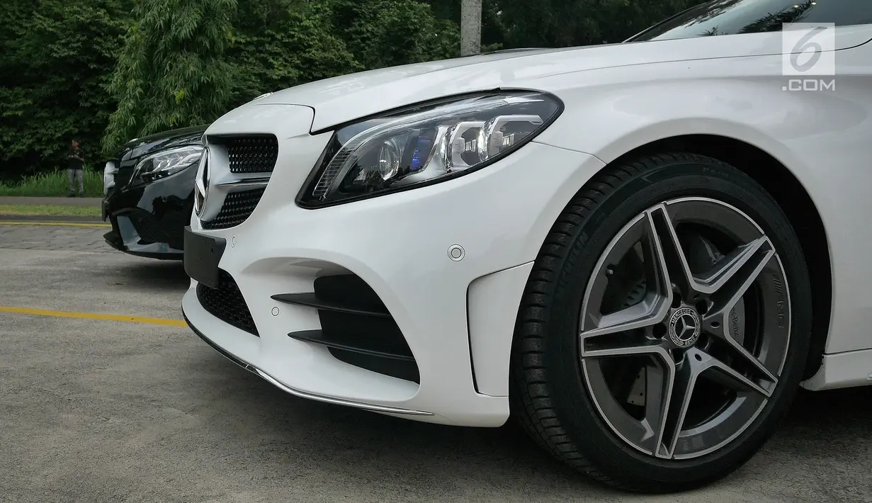 Mercedes-Benz C 200 EQ Boost (kiri) dan C300 AMG Line saat peluncuran Mercedes Benz The new C-Clas Production Roll-off di Pabrik Mercedes-Benz, Wanaherang, Bogor, Selasa (11/12). (Liputan6.com/Herman Zakharia)