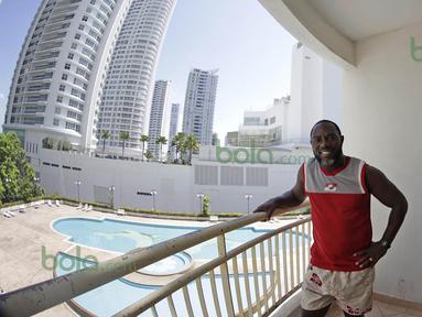 Menikmati pemandangan didepan apartemen adalah bagian dari keseharian Jacksen F. Tiago di Gurney, Penang, Malaysia, Minggu (31/01/2016). (Bola.com/Nicklas Hanoatubun)