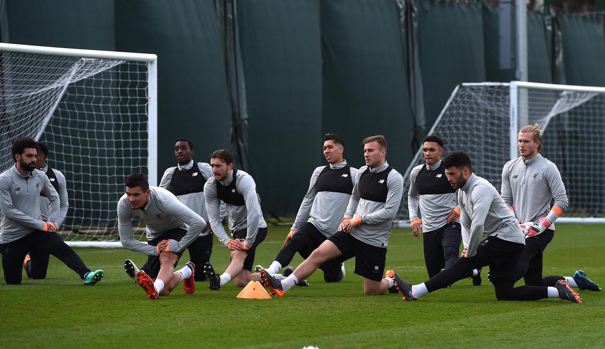 Pemain Liverpool melakukan pemanasan di Melwood Training Ground, Liverpool, (3/4/2018). Liverpool akan menjamu Manchester City pada leg pertama Liga Champions. (AFP/Paul Ellis)