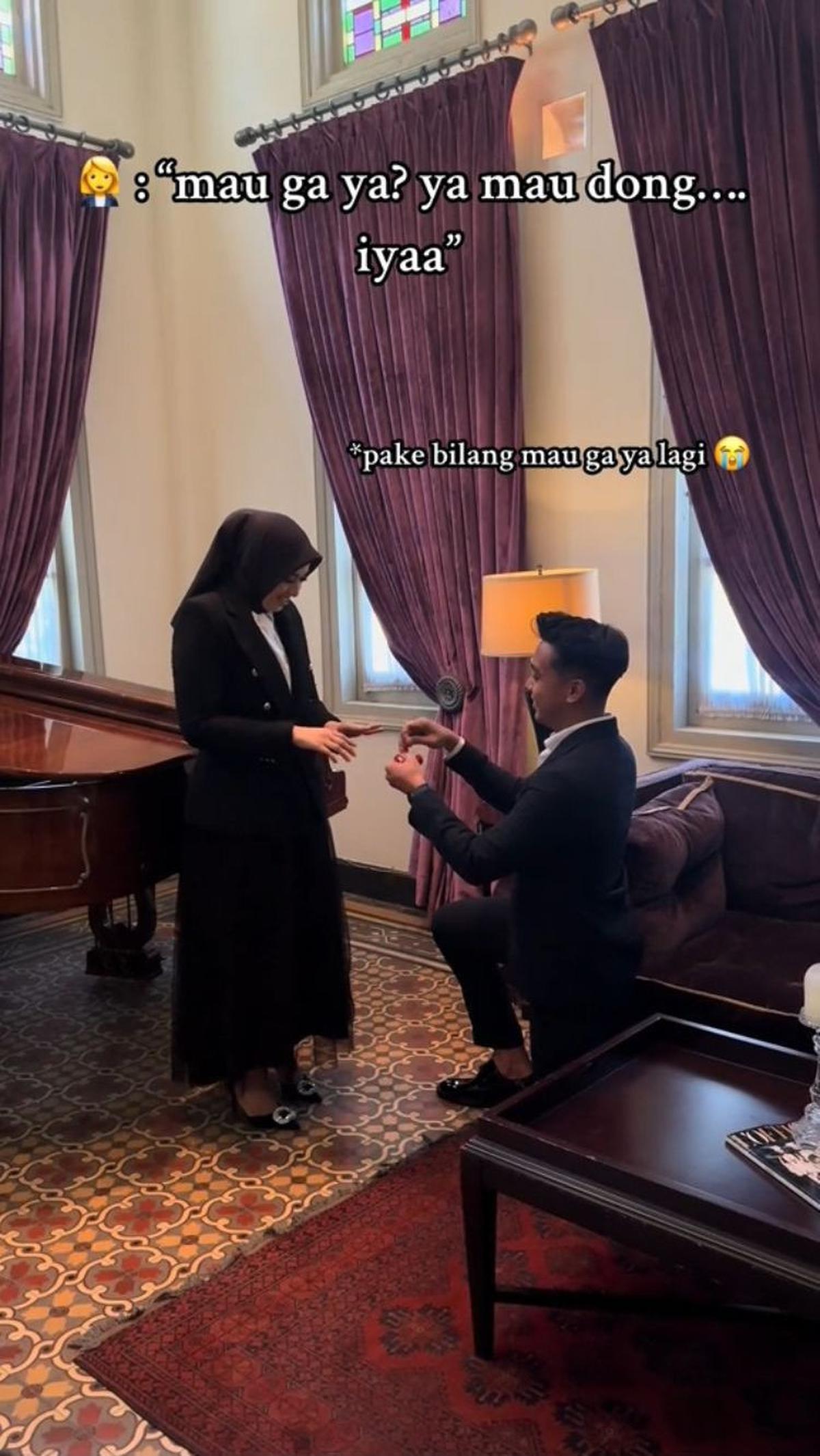 Meski sempat membuat sang pria makin tegang karena jawabannya, akhirnya lamaran ini diterima oleh sang wanita.