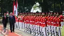 Presiden Jokowi dengan Presiden Republik Tajikistan, H.E. Mr. Emomali Rahmon mengikuti upacara penyambutan di Istana Merdeka, Jakarta, Senin (1/8). Kedatangannya untuk menghadiri World Islamic Economic Forum (WIEF). (Liputan6.com/Faizal Fanani)