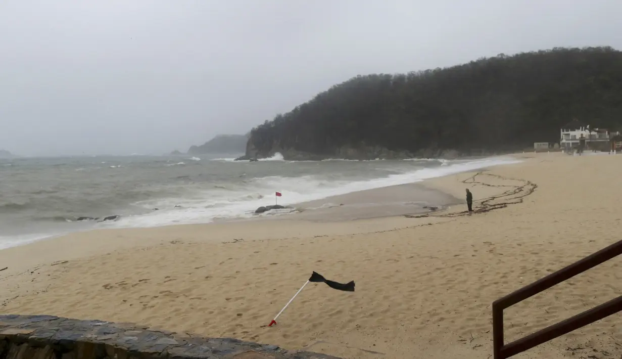 <p>Pemandangan pantai sebelum Badai Agatha mendarat di Huatulco, Negara Bagian Oaxaca, Meksiko pada Senin (30/5/2022). Badai Agatha, yang pertama musim ini, mendarat pada hari Senin di dekat serangkaian resor pantai di Pantai Pasifik Meksiko, di mana penduduk dan turis bersembunyi di tempat perlindungan badai. (Gil OBED / AFP)</p>