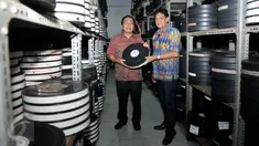 Rizal Ramli menunjukkan koleksi film di ruang penyimpanan Sinematek Indonesia di Jakarta, Rabu (14/9). Rizal mengajak warga Jakarta untuk menjadi warga yang berbudaya dan beradab serta mencintai hasil karya film Indonesia. (Liputan6.com/Gempur M Surya)
