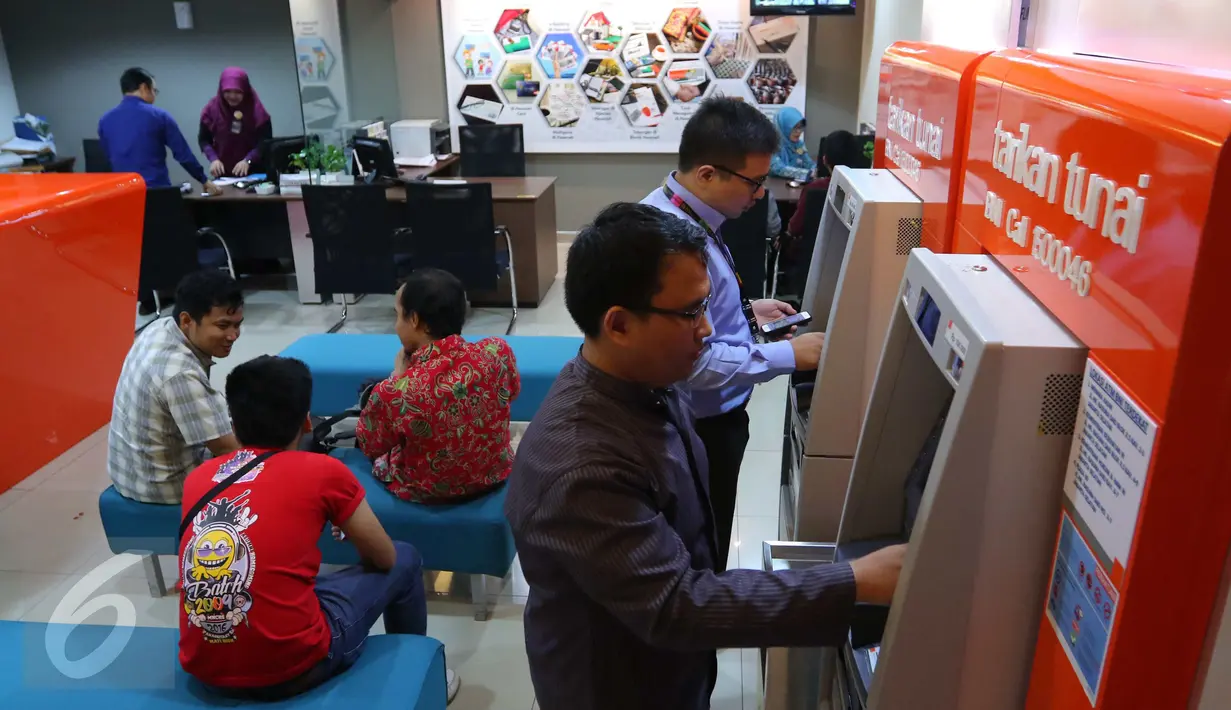 Aktivitas perbankan syariah di BNI Syariah Jakarta, (10/10). Kenaikan tersebut didorong oleh meningkatnya penghimpunan dana pihak ketiga sebesar 12,54% (YOY), dari Rp 216 triliun (Juli 2015) menjadi Rp 243 triliun (Juli 2016). (Liputan6.com/Angga Yuniar)