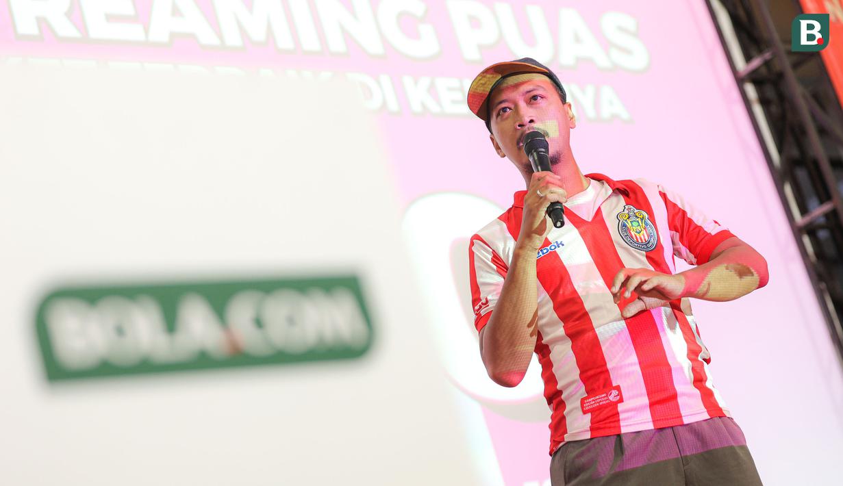 Jurnalis Bola.com, Gregah Nurikhsani memberi ulasan pertandingan saat acara Roaring Night pertandingan Liga Inggris 2023/2024 antara Arsenal kontra Crystal Palace di Bucketlist Indonesia, Bogor, Sabtu (20/1/2024). (Bola.com/Bagaskara Lazuardi)