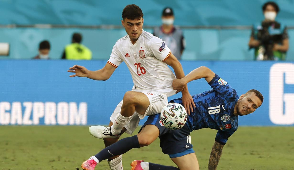 Pedri. Gelandang Spanyol yang masih berusia 18 tahun ini dipercaya tampil penuh dalam 3 laga Tim Matador di fase grup. Ia memang belum mencetak satu pun gol maupun assist, namun perannya sebagai penyuplai bola di lini tengah Spanyol mampu dijalankannya dengan baik. (Foto: AP/Pool/Jose Manuel Vidal)