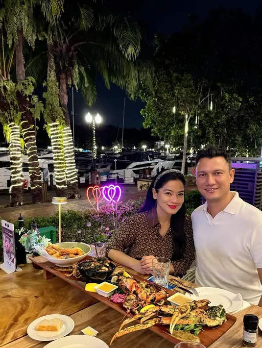 Di sela-sela field trip, Titi Kamal dan Christian Sugiono nyolong kencan dengan busana kasual [@titi_kamall]