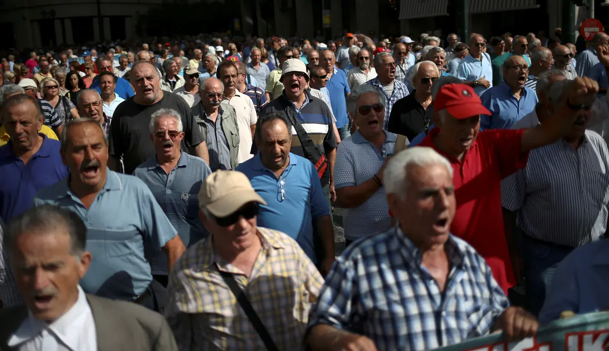 Ribuan kakek meneriakkan tuntutan ketika melakukan aksi long march ke kantor Perdana Menteri Alexis Tsipras, di Athena, Senin (3/10). Sekitar 1.500 pensiunan memprotes pemotongan tunjangan pensiun oleh pemerintah Yunani. (REUTERS / Alkis Konstantinidis)
