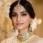 Setelah menikah dengan Anand Ahuja, Sonam Kapoor resmi menyandang nama baru (Instagram/@bridestoday)