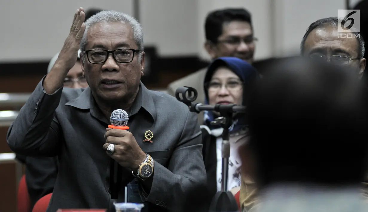 Ketua Pengadilan Tinggi DKI Jakarta Daming Sunusi didampingi pimpinan Pengadilan Tinggi DKI Jakarta saat mengklarifikasi pertanyaan Fadli Zon di Kantor Pengadilan Tinggi DKI Jakarta, Senin (4/2). (Merdeka.com/Iqbal Nugroho)