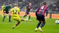 Pemain Inter Milan Federico Dimarco (kiri) mencetak gol ke gawang Bologna pada pertandingan sepak bola Liga Italia di Stadion San Siro, Milan, Italia, 9 November 2022. Inter Milan mengalahkan Bologna dengan skor 6-1. (AP Photo/Luca Bruno)