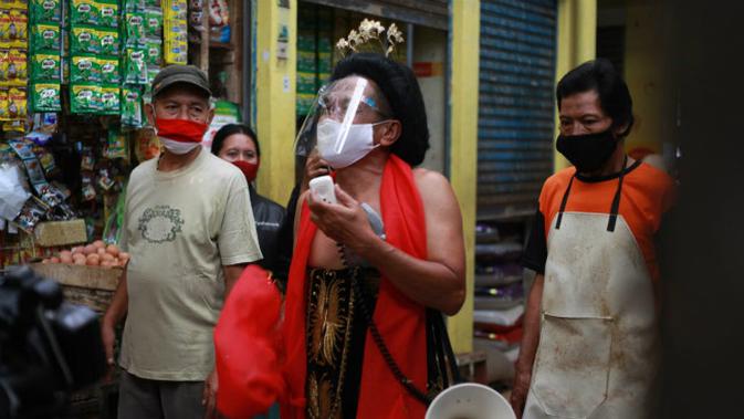 Seniman ludruk Meimura sosialisasi protokol kesehatan di pasar tradisional di Surabaya, Jawa Timur. (Foto: Dok Pribadi)