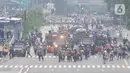 Petugas Brimob Polri menembakkan gas air mata untuk membubarkan massa usai terjadi lemparan batu di Jalan MH Thamrin, Jakarta, Selas (13/10/2020). Massa pengunjuk rasa yang menolak Omnibus Law akhirnya dibubarkan aparat. (merdeka.com/Arie Basuki)