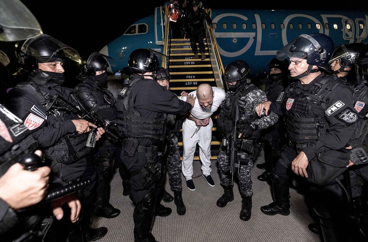 FOTO: Super Ketat Kemanan saat Deportasi 250 Imigran Terduga Anggota Geng Kriminal ke Penjara CECOT El Salvador