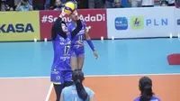 Middle blocker Bandung bjb Tandamata Wilda Siti Nurfadhilah Sugandi mencoba passing saat menghadapi Jakarta Pertamina Fastron pada pertandingan PLN Mobile Proliga 2023 di GOR Satria Purwokerto, Kamis, 12 November 2023. (foto: PBVSI)