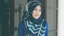 Kali ini, Alyssa Soebandono mengenakan busana berwarna biru dongker yang dipadukan dengan hijab bermotif yang warnanya juga senada. Santun banget kan gaya Alyssa Soebandono ini? (Instagram/ichasoebandono)