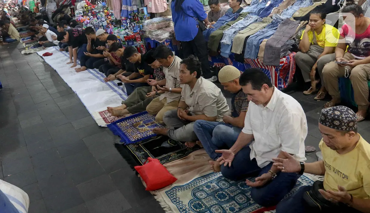 Salat Jumat pertama pada Bulan Ramadan 1445 H tersebut diikuti oleh para pedagang dan pembeli pasar Tanah Abang. (Liputan6.com/Herman Zakharia)