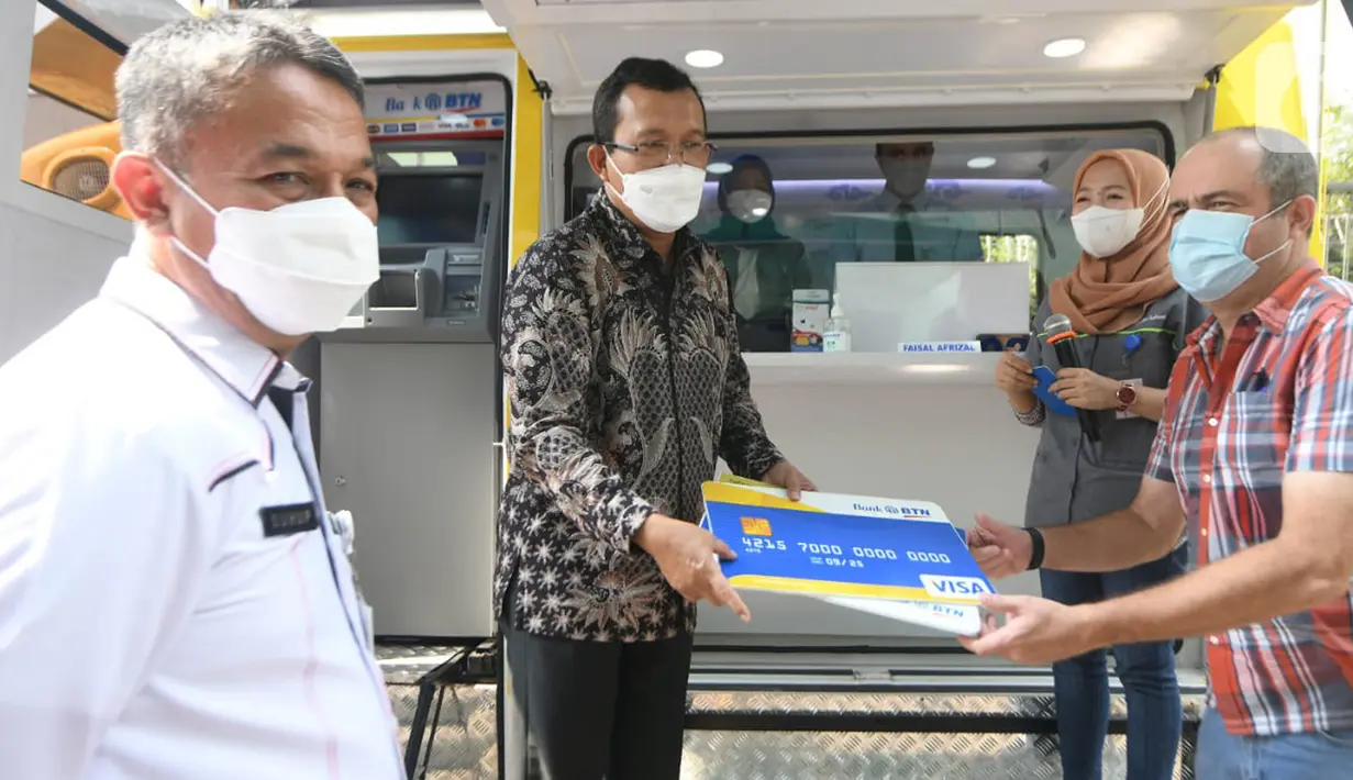 Dirut Bank BTN Haru Koesmahargyo (kedua kiri) menyerahkan kartu BSU kepada President Director PT Hanes Supply Chain Carl David Taylor (kanan) di Kawasan Industri Cikarang, Bekasi, Rabu (29/9/2021). Dirut BTN berharap program bansos tepat sasaran dan diterima oleh yang berhak. (Liputan6.com/HO/BTN)