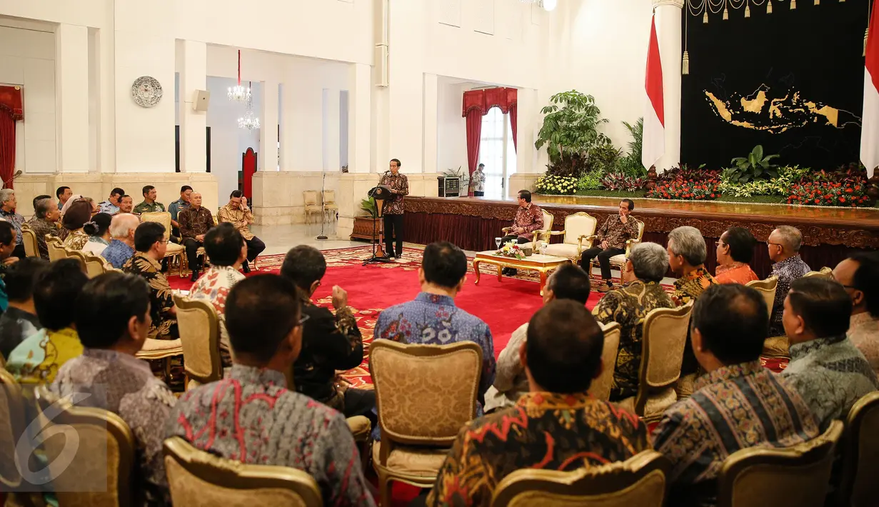 Presiden Joko Widodo memberikan sambutan saat Peringatan Hari HAM se-dunia 2015 disaksikan MenkumHAM Yasonna Laoly serta Ketua KomnasHAM Nur Kholis (kanan) di Istana Negara, Jakarta, Jumat (11/12). (Liputan6.com/Faizal Fanani)