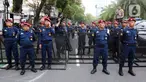 Petugas keamanan berjaga di kawasan Komisi Pemilihan Umum (KPU), Jakarta, Selasa (12/12/2023). Sebanyak 2.120 personel Polri mengamankan jalannya debat perdana calon presiden-calon wakil presiden (Capres-Cawapres) untuk Pemilihan Presiden (Pilpres) 2024. (Liputan6.com/Herman Zakharia)