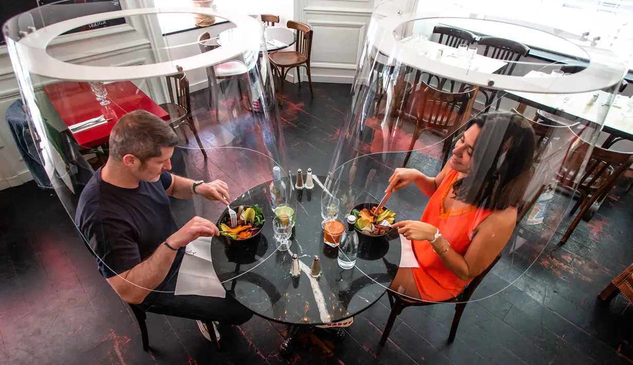 Perisai Pelindung dari COVID-19: Sejumlah orang berpose di bawah purwarupa gelembung plexiglass Plex'Eat di restoran H.A.N.D di Paris, Prancis, 27 Mei 2020. Pelindung plexiglass Plex'Eat untuk menyelubungi pengunjung sehingga melindungi mereka dari virus corona Covid-19. (Xinhua/Aurelien Morissard)