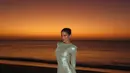 Kylie Jenner tampil stunning saat mengenakan long sleeve shimmer dress. Dress model bodycon tersebut mengikuti bentuk tubuh Kylie dengan sempurna. [@kyliejenner]