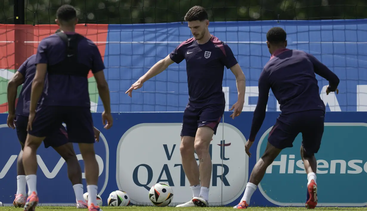 Timnas Inggris akan menghadapi Slovenia dalam laga terakhir Grup C Euro 2024 pada Rabu dinihari, 26 Juni 2024.  (AP Photo/Thanassis Stavrakis)