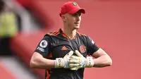 Dean Henderson. Kiper Inggris berusia 25 tahun ini baru saja meninggalkan Manchester United di bursa transfer musim panas 2022/2023 untuk dipinjamkan ke Nottingham Forest selama 1 musim. Pemain yang sempat dipinjamkan ke Sheffield United pada 2019/2020 nyatanya gagal menggeser posisi David De Gea yang mampu mempertahankan posisi kiper utama MU hingga kini. Demi tampil reguler di Liga Inggris, ia pun rela dipinjamkan ke Nottingham Forest dan berpeluang menjadi kiper utama. (AFP/Pool/Stu Forster)