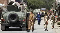Pasukan keamanan berkumpul menyusul ledakan bom bunuh diri dan serangan bersenjata yang dilancarkan kelompok gerilyawan di Jalalabad, Selasa (31/7). Serangan di Jalalabad menargetkan kompleks Departemen Pengungsi dan Repatriasi Afghanistan. (AP Photo)