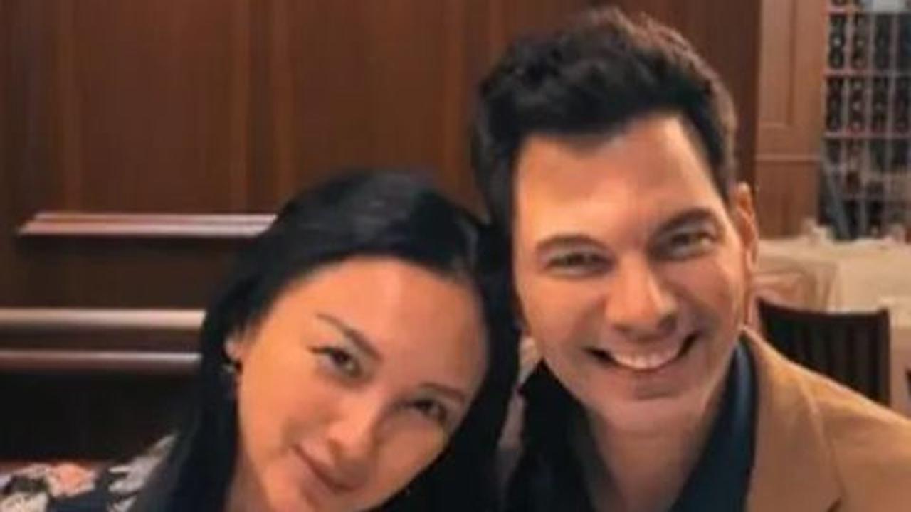 Bobby Tonelli, aktor berdarah Amerika Serikat, secara terbuka menunjukkan kemesraan dengan Tata Cahyani di platform media sosial.