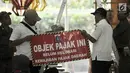 Tim gabungan dari Badan Pelayanan Pajak, Kecamatan Cempaka Putih, dan Satpol PP menyiapkan stiker tunggak pajak di salah satu kios Green Pramuka Square Mall, Jakarta, Rabu (7/11). (Merdeka.com/Iqbal S. Nugroho)