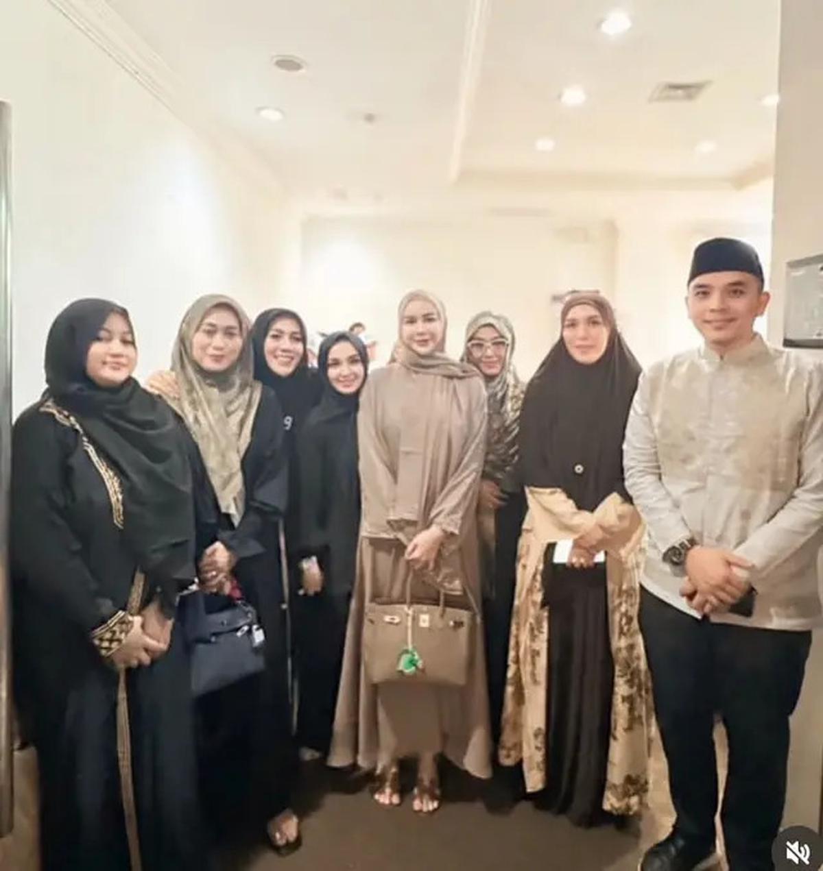 Gaya Aura Kasih Padukan Gamis dengan Tas dan Sandal Hermes saat Hadir Kajian