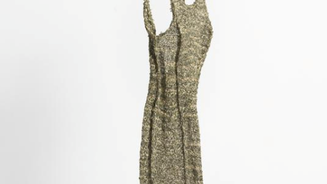 Gaun malam yang terbuat dari uang kertas 