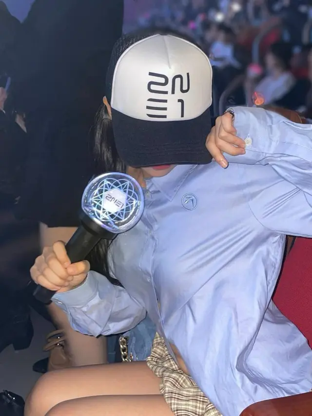 Gaya Kembar Nagita Slavina dan Jennie BLACKPINK Nonton Konser Comeback 2NE1 di Korea dengan Jinjing Tas Chanel