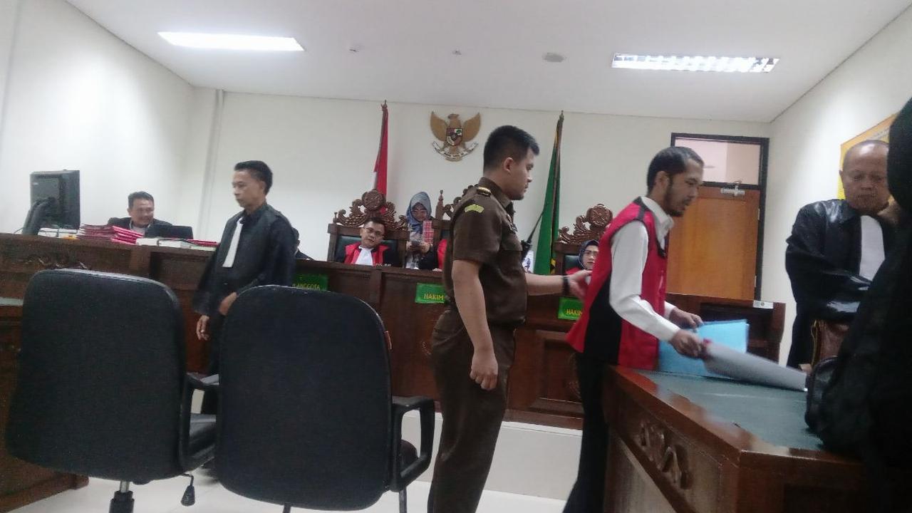 JPU Widyatmoko dalam sidang mengatakan tetap pada tuntutannya. Yakni mendakwa Ecky dengan Pasal 340 KUHP tentang pembunuhan berencana.