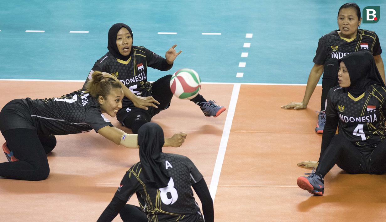 Lestary Anissa atlet voli Indonesia beraksi di semifinal bola voli duduk melawan China pada  Asian Para Games 2018, di Tennis Indoor Gelora Bung Karno Jakarta, Rabu (10/10/2018).  (Bola.com/Peksi Cahyo)