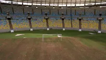 Kondisi lapangan di stadion Maracana yang menjadi tempat pelaksanaan Olimpiade Rio 2016 di Rio de Janeiro, Brasil (2/2). Sayang kini kondisi stadion tak terurus karena tidak ada biaya perawatan. (AP Photo/Silvia Izquierdo)