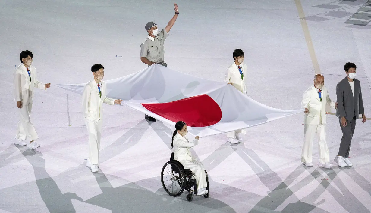 Atlet Jepang Miki Matheson, Mineho Ozaki, Taiyou Imai, Erina Yuguchi, Kaori Icho, dan Tskumi Asatani membawa bendera nasional Jepang ke Stadion Olimpiade pada pembukaan Paralympic Opening Ceremony Tokyo 2020 Paralympic Games di Tokyo, Selasa, 18 Agustus. 24, 2021. (OIS via AP Photo/Joe Toth)
