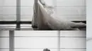 Gaun pengantin klasik Jessica Mila dilengkapi dengan train serta veil yang sama panjangnya. Membuat kesan dramatis dan sakral yang menjadi satu. [Foto: Instagram @thebridestory]