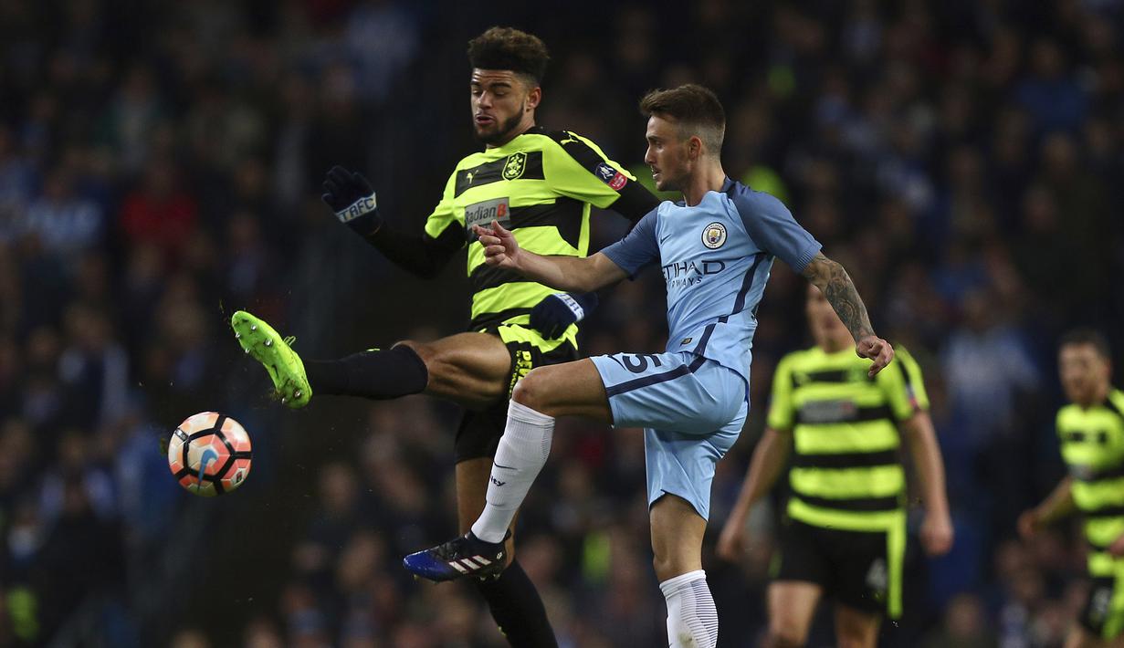 Aksi pemain Manchester City, Aleix Garcia (kanan) berebt bola dengan pemain Huddersfield, Philip Billing pada laga Piala FA putaran kelima di Etihad stadium, Manchester, Wednesday, (1/3/2017). Man.City menang 5-1. (AP/Dave Thompson)
