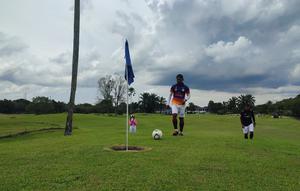 Keseruan footgolf (Liputan6.com/Sudarno)
