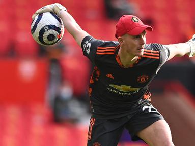 Dalam perjalanannya, Manchester United memang lebih banyak mengandalkan kiper-kiper asing untuk dijadikan kiper utama di Liga Inggris. Beberapa kiper asli Inggris kebanyakan hanya menjadi pemain pelapis bahkan cadangan abadi dalam skuad mereka. Seperti 5 kiper Inggris terakhir berikut yang nyatanya harus kalah bersaing dengan para kiper asing andalan MU. (AFP/Pool/Stu Forster)