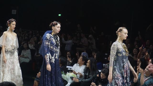 Bukti Cinta Biyan Pada Karya Ivan Makarov, 126 Busana yang Indah