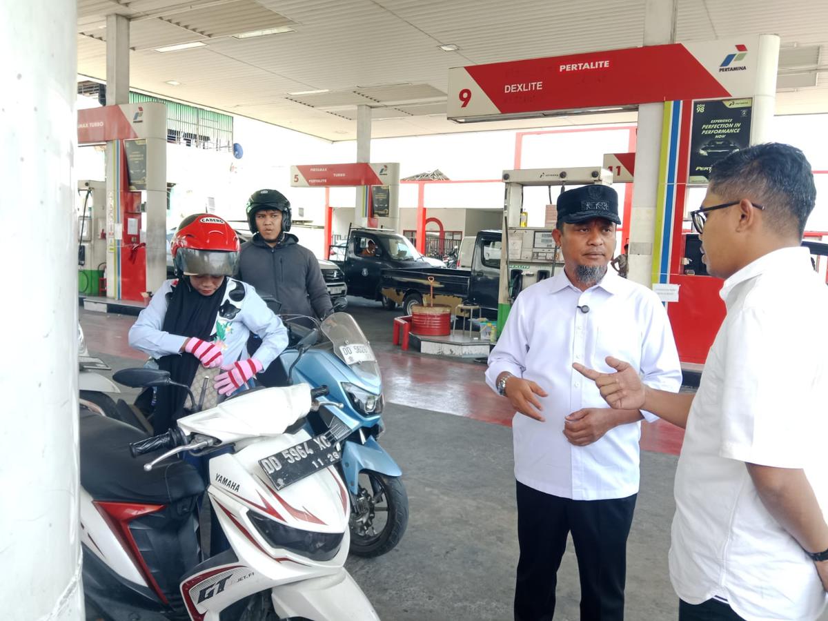 Antrean panjang BBM di SPBU di Kota Makassar. (merdeka.com/Ihwan Fajar).