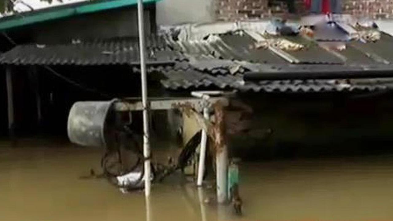 Banjir di Bandung Hampir Capai Atap Rumah