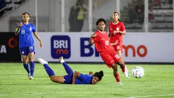 Pemain Timnas Putri Indonesia, Marcela Awi, mencetak gol ke gawang Singapura dalam laga uji coba di Stadion Madya, Senayan, Jakarta, Selasa, (28/5/2024). (Bola.com/Bagaskara Lazuardi)