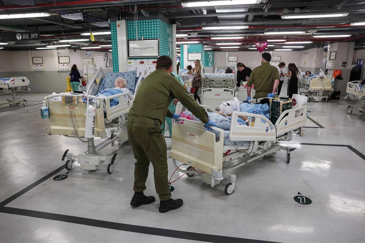 FOTO: Kepanikan Warga Israel Usai Sirene Serangan Iran Menggema
